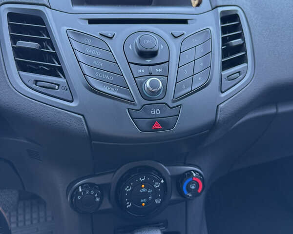 Білий Форд Фієста, об'ємом двигуна 1 л та пробігом 85 тис. км за 8500 $, фото 12 на Automoto.ua