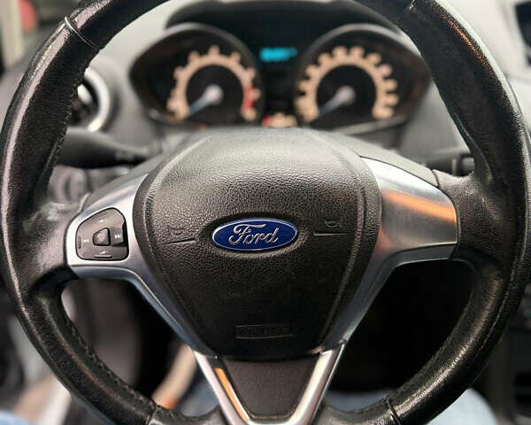 Білий Форд Фієста, об'ємом двигуна 1 л та пробігом 82 тис. км за 6699 $, фото 5 на Automoto.ua