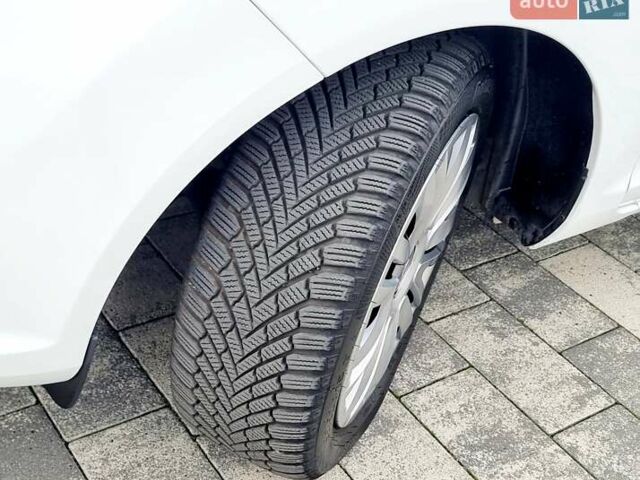 Білий Форд Фієста, об'ємом двигуна 1 л та пробігом 60 тис. км за 9900 $, фото 57 на Automoto.ua