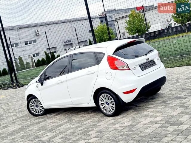 Білий Форд Фієста, об'ємом двигуна 1 л та пробігом 60 тис. км за 9900 $, фото 1 на Automoto.ua