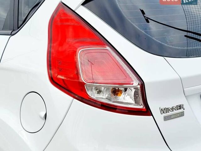 Білий Форд Фієста, об'ємом двигуна 1 л та пробігом 60 тис. км за 9900 $, фото 43 на Automoto.ua