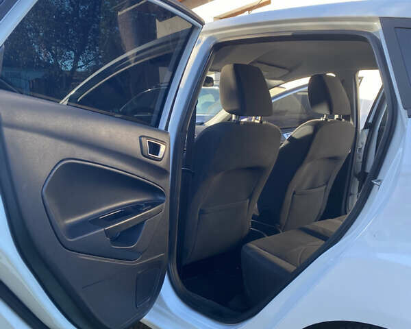 Белый Форд Фиеста, объемом двигателя 1 л и пробегом 142 тыс. км за 6700 $, фото 12 на Automoto.ua