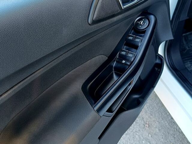 Білий Форд Фієста, об'ємом двигуна 1 л та пробігом 93 тис. км за 4990 $, фото 2 на Automoto.ua