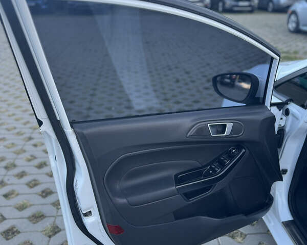 Білий Форд Фієста, об'ємом двигуна 1 л та пробігом 85 тис. км за 8500 $, фото 15 на Automoto.ua