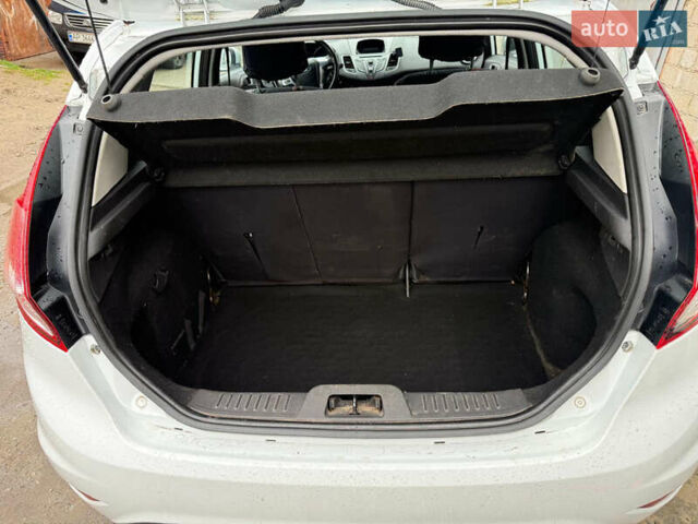 Білий Форд Фієста, об'ємом двигуна 1 л та пробігом 82 тис. км за 6699 $, фото 2 на Automoto.ua