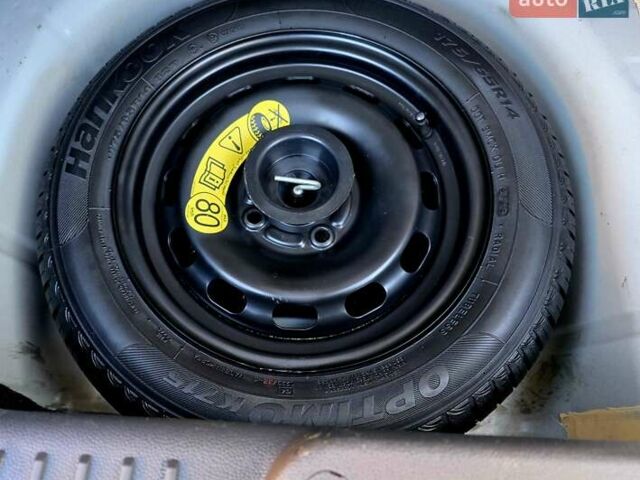 Білий Форд Фієста, об'ємом двигуна 1 л та пробігом 60 тис. км за 9999 $, фото 46 на Automoto.ua