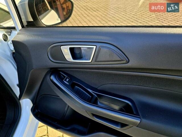 Білий Форд Фієста, об'ємом двигуна 1 л та пробігом 60 тис. км за 9999 $, фото 40 на Automoto.ua