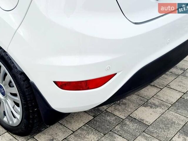 Білий Форд Фієста, об'ємом двигуна 1 л та пробігом 60 тис. км за 9900 $, фото 44 на Automoto.ua