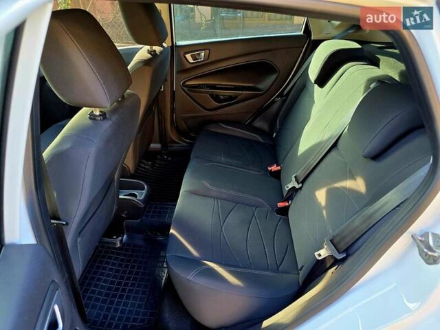 Білий Форд Фієста, об'ємом двигуна 1 л та пробігом 60 тис. км за 9999 $, фото 35 на Automoto.ua