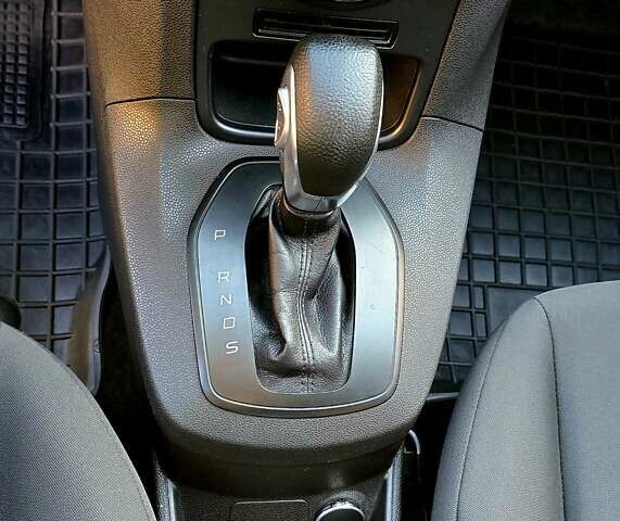 Білий Форд Фієста, об'ємом двигуна 1 л та пробігом 60 тис. км за 9999 $, фото 33 на Automoto.ua