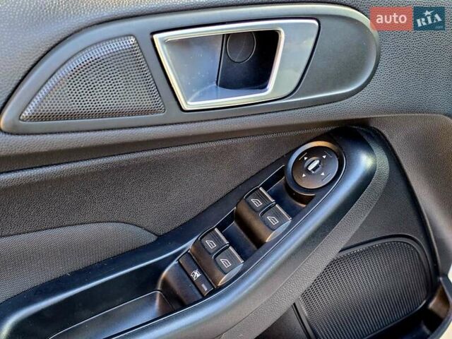 Білий Форд Фієста, об'ємом двигуна 1 л та пробігом 60 тис. км за 9999 $, фото 25 на Automoto.ua