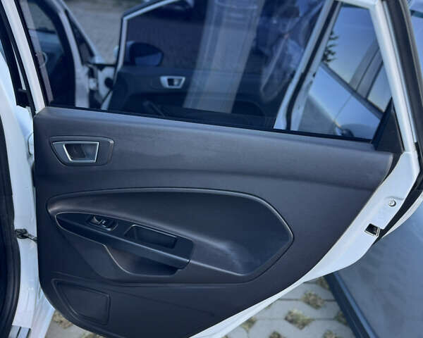 Білий Форд Фієста, об'ємом двигуна 1 л та пробігом 85 тис. км за 8500 $, фото 21 на Automoto.ua