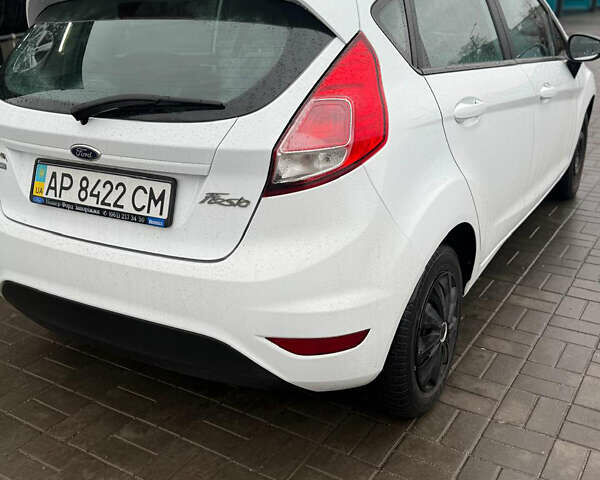 Білий Форд Фієста, об'ємом двигуна 1 л та пробігом 82 тис. км за 6699 $, фото 1 на Automoto.ua