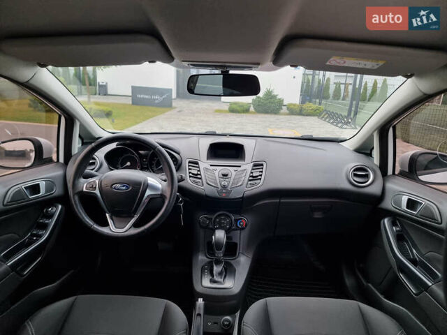 Білий Форд Фієста, об'ємом двигуна 1 л та пробігом 60 тис. км за 9900 $, фото 4 на Automoto.ua