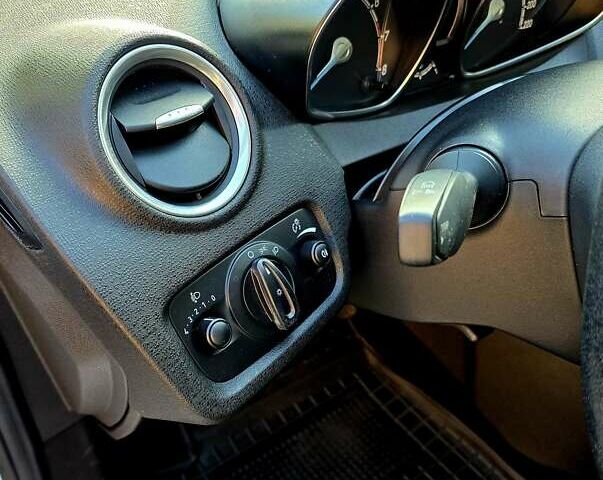 Білий Форд Фієста, об'ємом двигуна 1 л та пробігом 60 тис. км за 9999 $, фото 29 на Automoto.ua