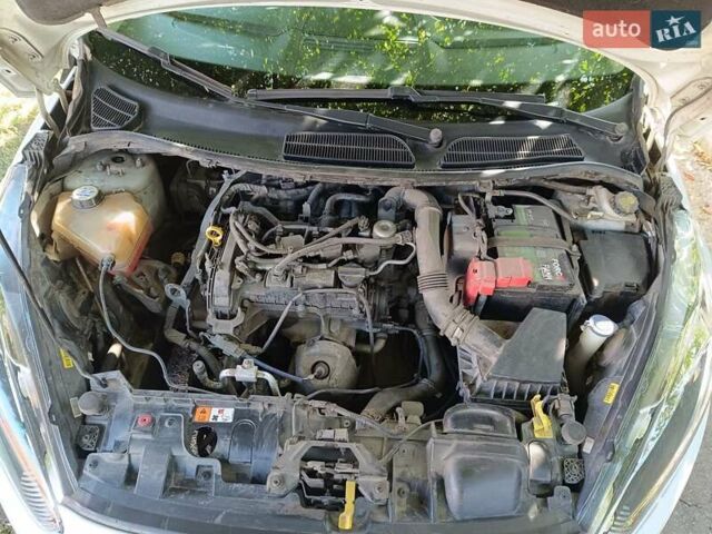 Білий Форд Фієста, об'ємом двигуна 1 л та пробігом 92 тис. км за 5800 $, фото 3 на Automoto.ua