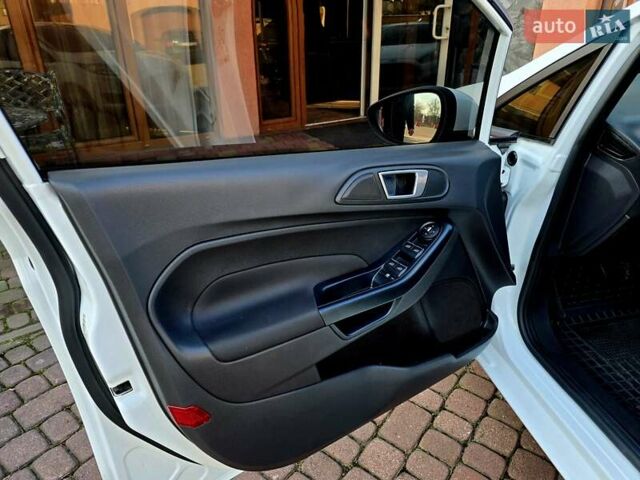 Білий Форд Фієста, об'ємом двигуна 1 л та пробігом 60 тис. км за 9999 $, фото 24 на Automoto.ua