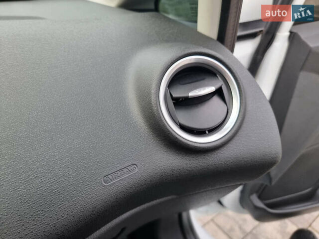 Білий Форд Фієста, об'ємом двигуна 1 л та пробігом 60 тис. км за 9900 $, фото 91 на Automoto.ua