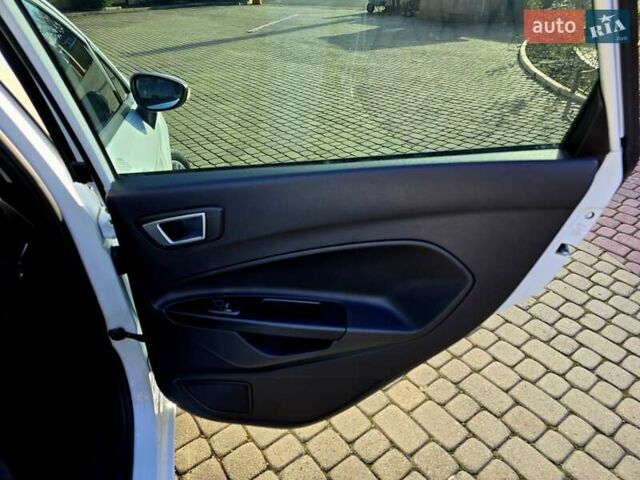 Білий Форд Фієста, об'ємом двигуна 1 л та пробігом 60 тис. км за 9999 $, фото 44 на Automoto.ua