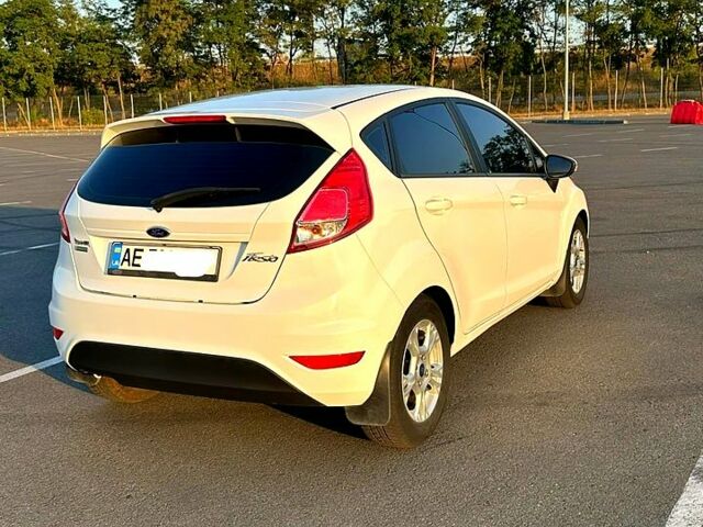 Белый Форд Фиеста, объемом двигателя 1 л и пробегом 115 тыс. км за 8500 $, фото 2 на Automoto.ua