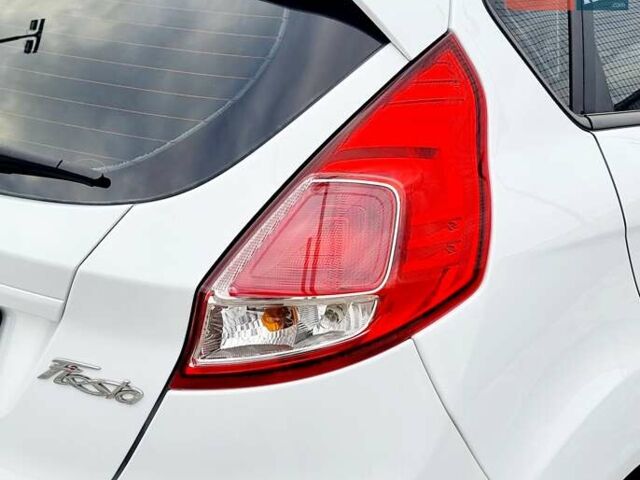 Білий Форд Фієста, об'ємом двигуна 1 л та пробігом 60 тис. км за 9900 $, фото 29 на Automoto.ua