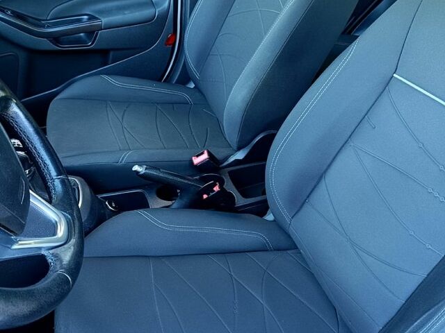 Білий Форд Фієста, об'ємом двигуна 1 л та пробігом 93 тис. км за 4990 $, фото 3 на Automoto.ua