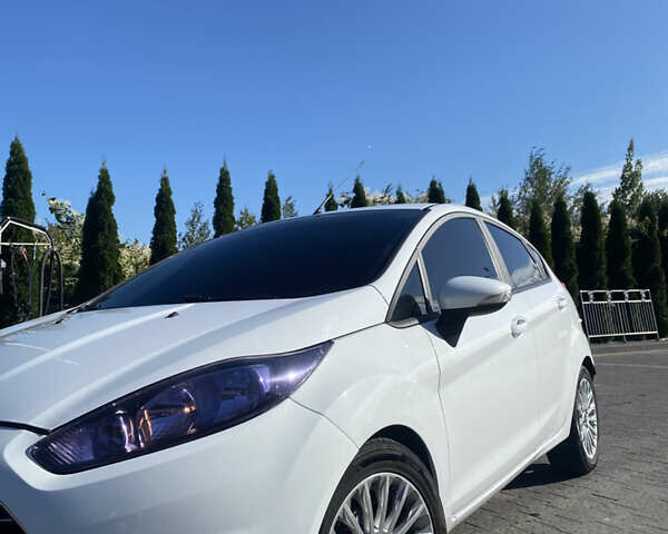 Белый Форд Фиеста, объемом двигателя 1 л и пробегом 142 тыс. км за 6700 $, фото 3 на Automoto.ua