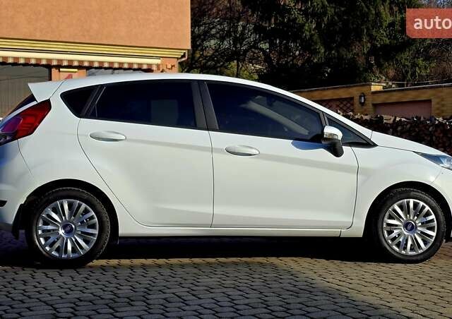 Білий Форд Фієста, об'ємом двигуна 1 л та пробігом 60 тис. км за 9999 $, фото 15 на Automoto.ua