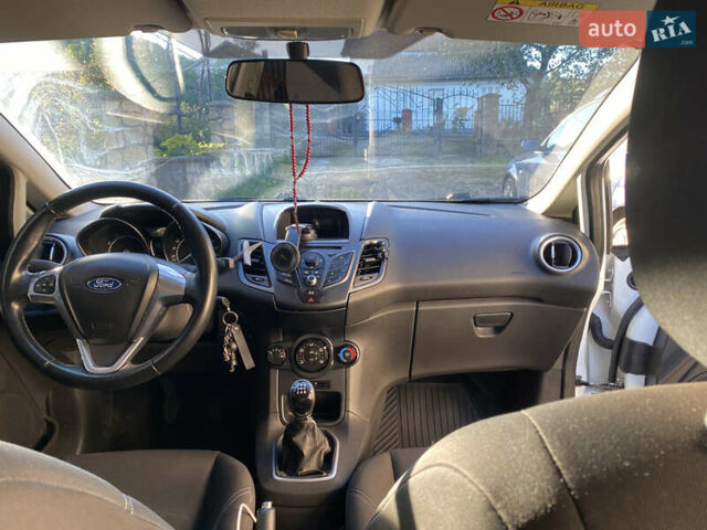 Белый Форд Фиеста, объемом двигателя 1 л и пробегом 142 тыс. км за 6700 $, фото 14 на Automoto.ua