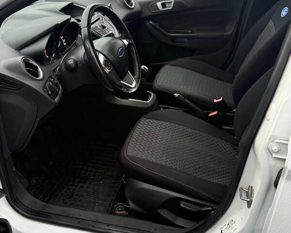 Білий Форд Фієста, об'ємом двигуна 1 л та пробігом 82 тис. км за 6699 $, фото 12 на Automoto.ua