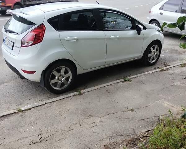 Белый Форд Фиеста, объемом двигателя 1 л и пробегом 93 тыс. км за 7030 $, фото 1 на Automoto.ua