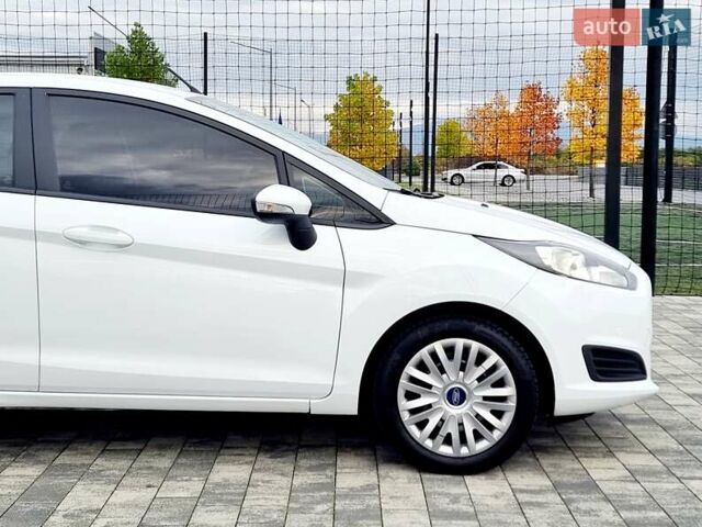 Білий Форд Фієста, об'ємом двигуна 1 л та пробігом 60 тис. км за 9900 $, фото 23 на Automoto.ua