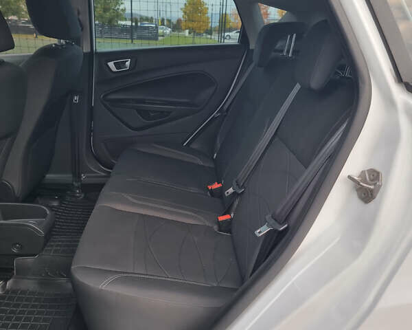 Білий Форд Фієста, об'ємом двигуна 1 л та пробігом 60 тис. км за 9900 $, фото 75 на Automoto.ua