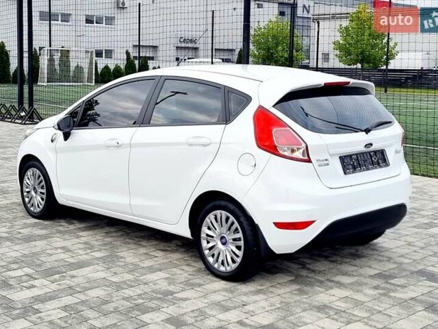 Білий Форд Фієста, об'ємом двигуна 1 л та пробігом 60 тис. км за 9900 $, фото 42 на Automoto.ua
