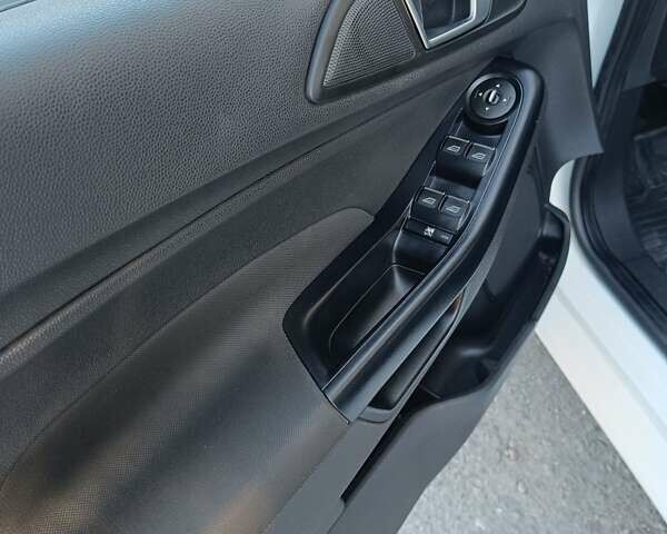 Білий Форд Фієста, об'ємом двигуна 1 л та пробігом 92 тис. км за 5800 $, фото 16 на Automoto.ua