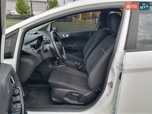 Білий Форд Фієста, об'ємом двигуна 1 л та пробігом 60 тис. км за 9900 $, фото 6 на Automoto.ua