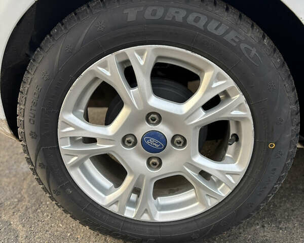 Білий Форд Фієста, об'ємом двигуна 1.6 л та пробігом 123 тис. км за 8500 $, фото 23 на Automoto.ua
