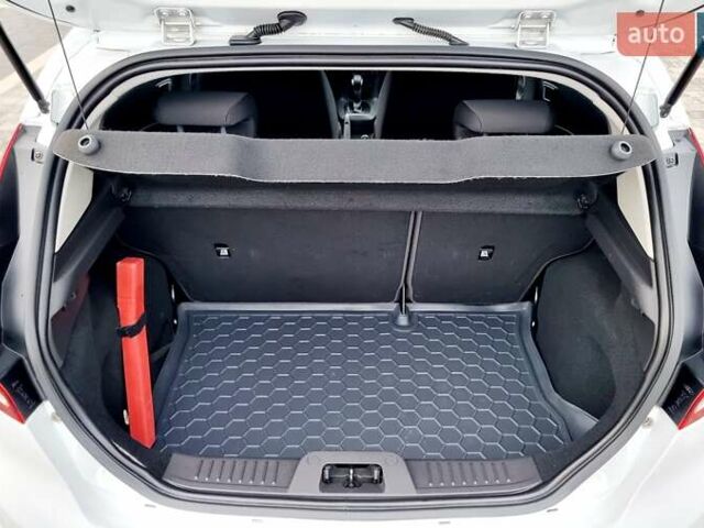 Білий Форд Фієста, об'ємом двигуна 1 л та пробігом 60 тис. км за 9900 $, фото 38 на Automoto.ua