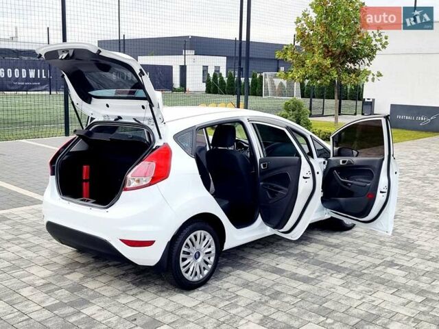 Білий Форд Фієста, об'ємом двигуна 1 л та пробігом 60 тис. км за 9900 $, фото 28 на Automoto.ua