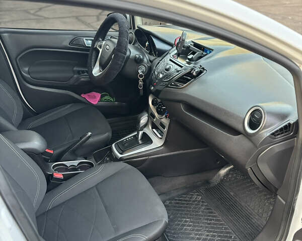 Білий Форд Фієста, об'ємом двигуна 1.6 л та пробігом 123 тис. км за 8500 $, фото 14 на Automoto.ua