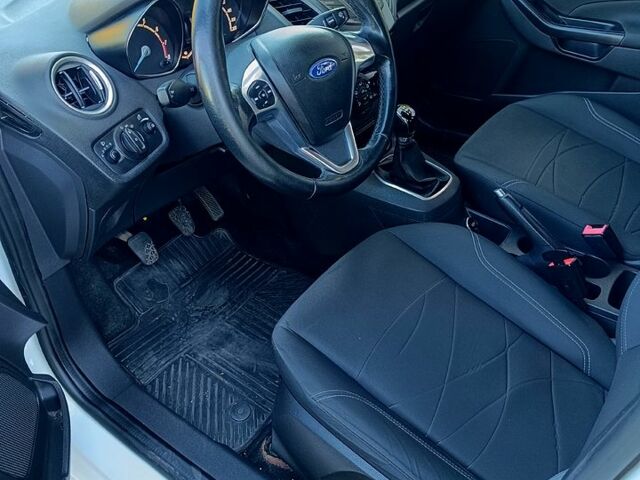 Белый Форд Фиеста, объемом двигателя 1 л и пробегом 93 тыс. км за 4990 $, фото 5 на Automoto.ua