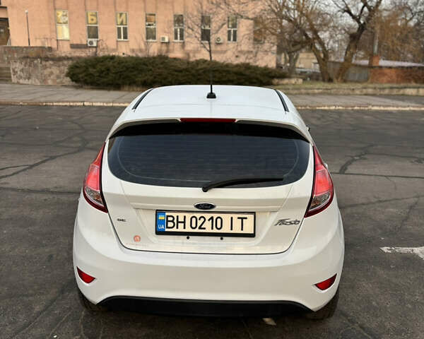 Білий Форд Фієста, об'ємом двигуна 1.6 л та пробігом 123 тис. км за 8500 $, фото 5 на Automoto.ua