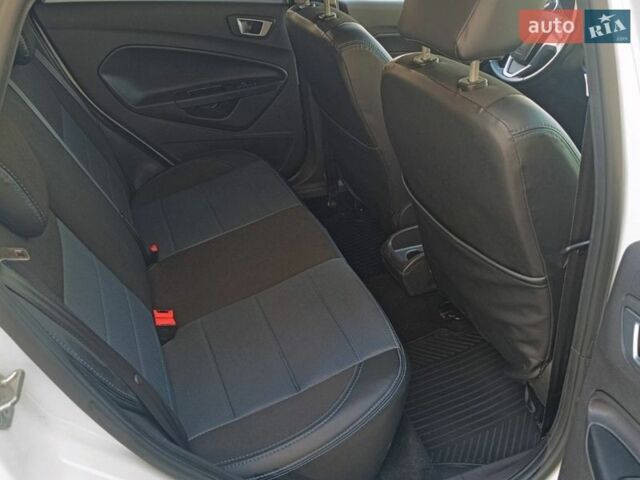 Белый Форд Фиеста, объемом двигателя 1 л и пробегом 115 тыс. км за 8018 $, фото 6 на Automoto.ua