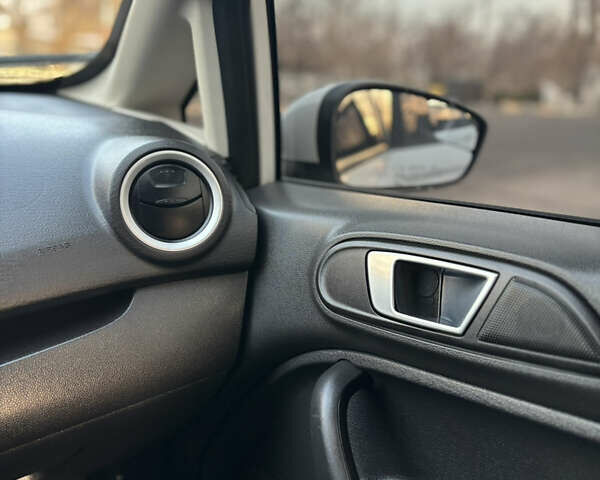 Білий Форд Фієста, об'ємом двигуна 1.6 л та пробігом 123 тис. км за 8500 $, фото 20 на Automoto.ua
