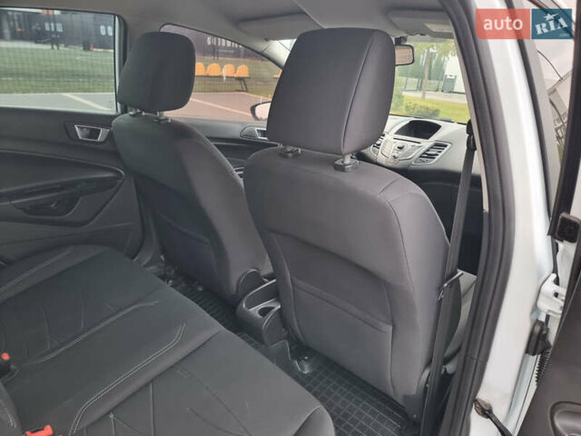 Білий Форд Фієста, об'ємом двигуна 1 л та пробігом 60 тис. км за 9900 $, фото 81 на Automoto.ua