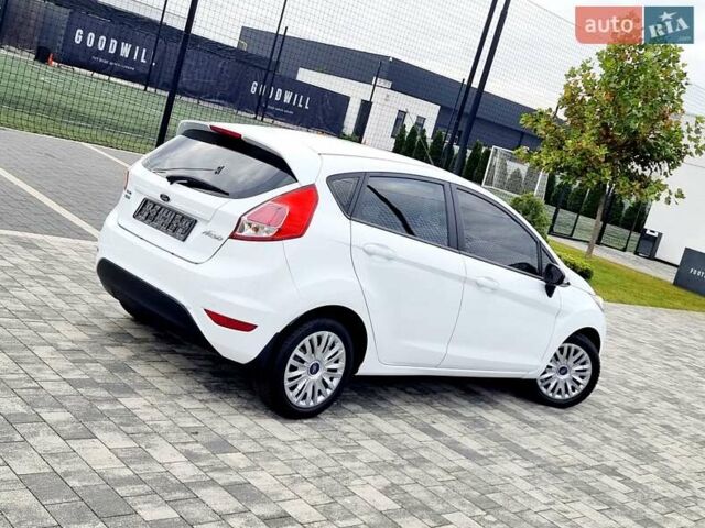 Білий Форд Фієста, об'ємом двигуна 1 л та пробігом 60 тис. км за 9900 $, фото 3 на Automoto.ua