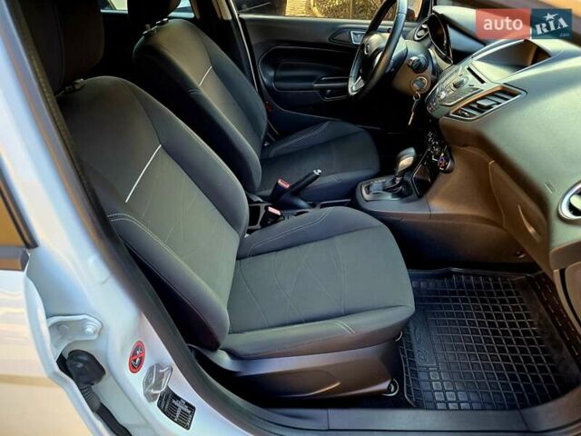 Білий Форд Фієста, об'ємом двигуна 1 л та пробігом 60 тис. км за 9999 $, фото 39 на Automoto.ua