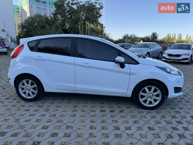 Білий Форд Фієста, об'ємом двигуна 1 л та пробігом 85 тис. км за 8500 $, фото 3 на Automoto.ua
