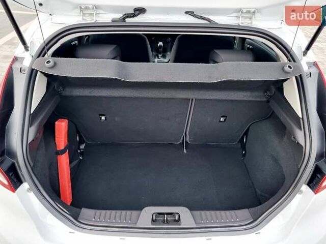 Білий Форд Фієста, об'ємом двигуна 1 л та пробігом 60 тис. км за 9900 $, фото 34 на Automoto.ua