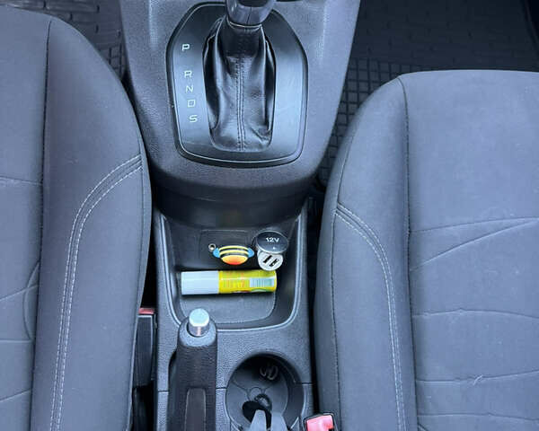 Білий Форд Фієста, об'ємом двигуна 1 л та пробігом 85 тис. км за 8500 $, фото 13 на Automoto.ua